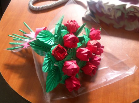 Arreglo que consta de 12 rosas envueltas en plástico y con un pequeño moño.